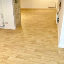 Living room fitted with safety flooring in a heavy duty Heterogeneous vinyl in American Oak